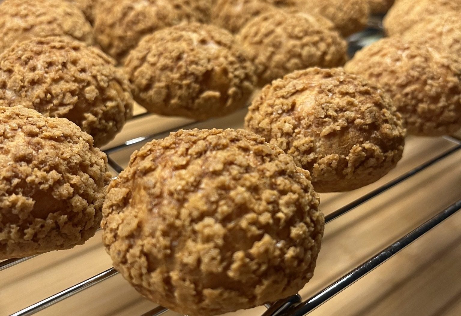 Ptysie z  kruszonką, kremem chantilly i ciepłym sosem malinowym